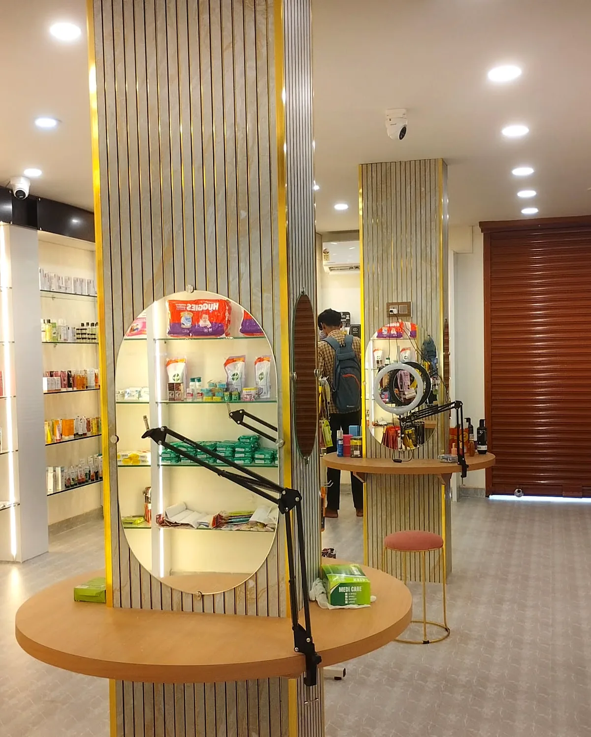 Oval mirror and ring-light station